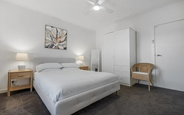3-bed Campbelltown Stay With Private Balcony