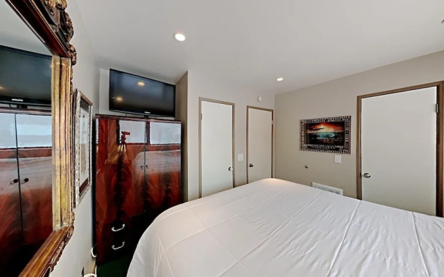 Beautifully Remodeled Condo Close Hot Tubs, Sauna, Skiing, Car Charging! by RedAwning