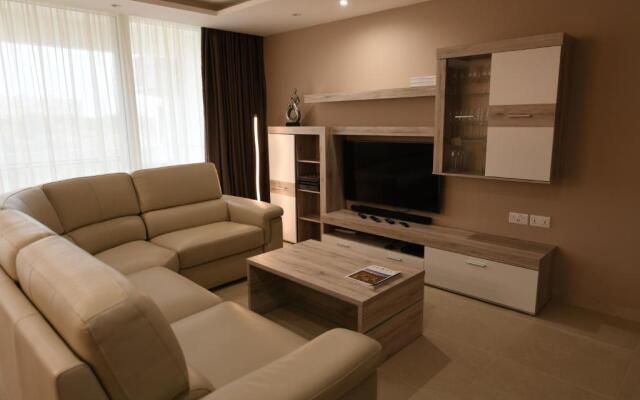 Wileg 4B Luxury Two Bedroom Apartment with Shared Swimming Pool.