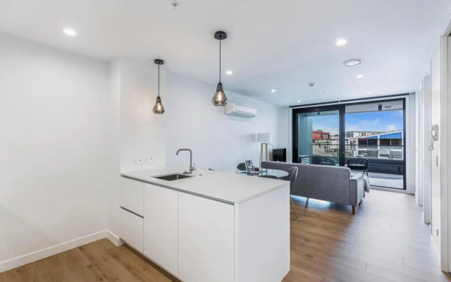 Stylish Apt With Balcony And Full Amenities