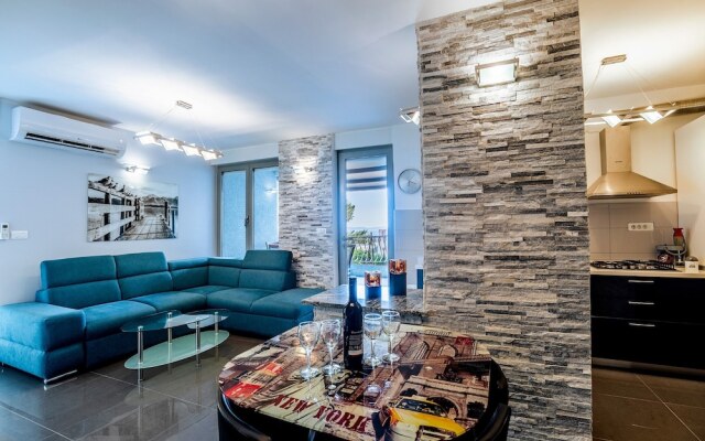 Modern apt Close to Znjan Beach, With big Terrace