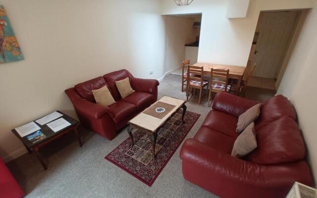 Central Modern Apartment with Free Parking And Private Garden