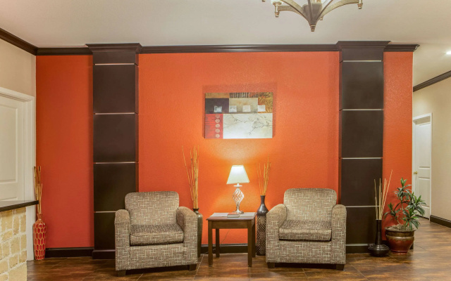 Super 8 by Wyndham Mansfield LA