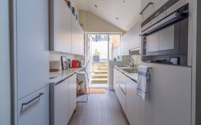 Stylish 2 Bedroom Apartment in Chelsea With Garden