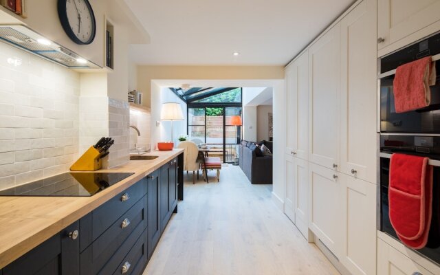 Quiet Classical/modern Designer Garden Flat
