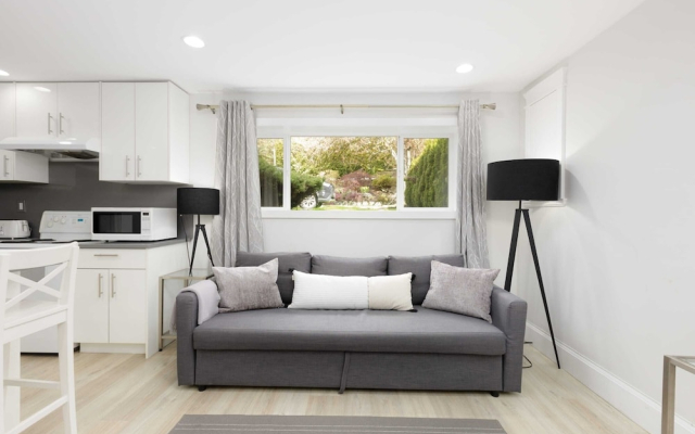 Stylish 1BR Suite in North Vancouver 10 mins ski