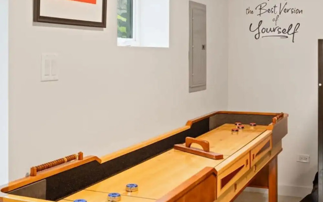 Chic 4-bedroom Haven Designer s Dream Home