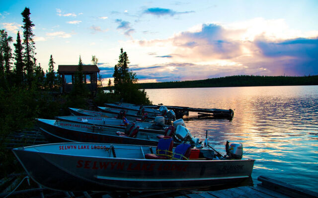 Selwyn Lake Lodge