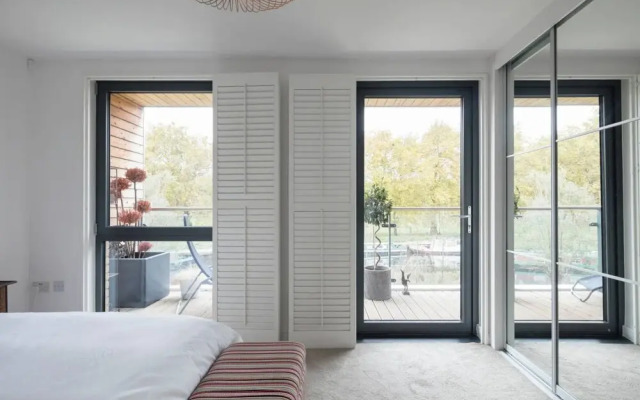 Stylish 2BD With Views of the River Lea