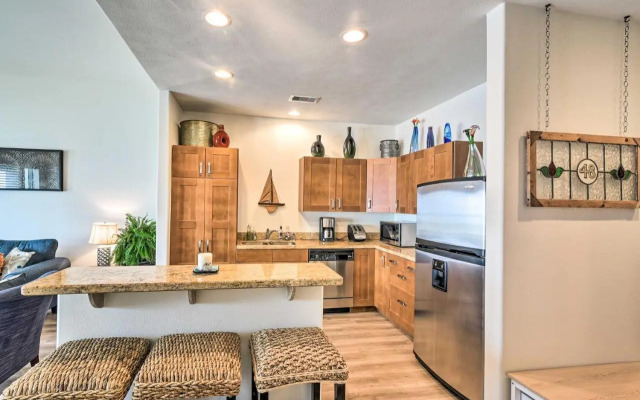Pool Access, Walk to Beach: Galveston Condo!