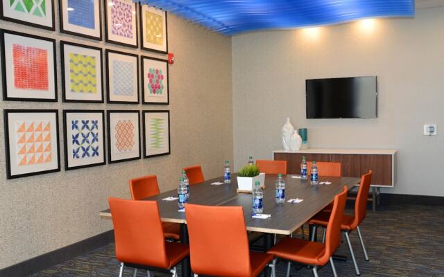 Holiday Inn Express & Suites Pittsburgh - Monroeville, an IHG Hotel