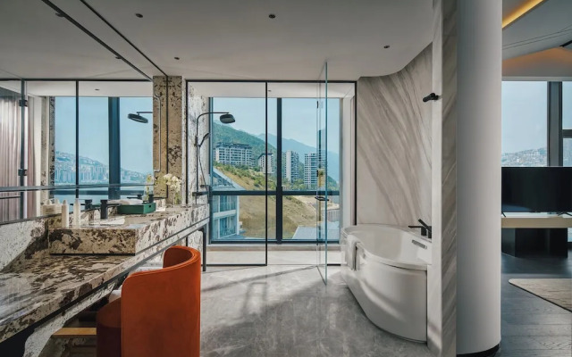 Hualuxe Chongqing Wushan by IHG