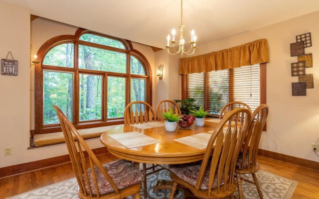 Luxury Wintergreen Near Golf Course Pool Access