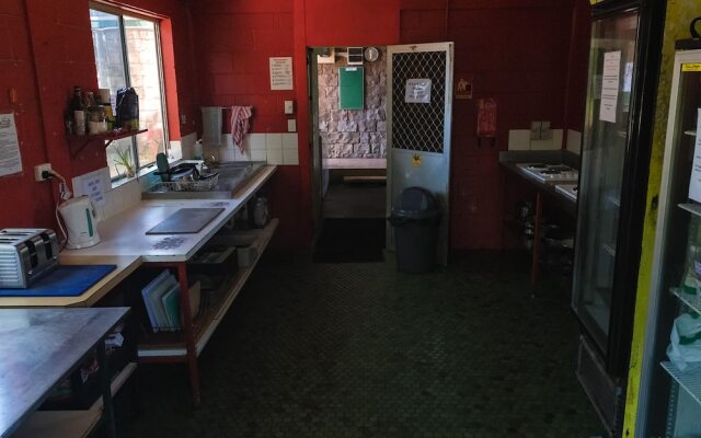 Palm Court Budget Motel Hostel/Backpackers