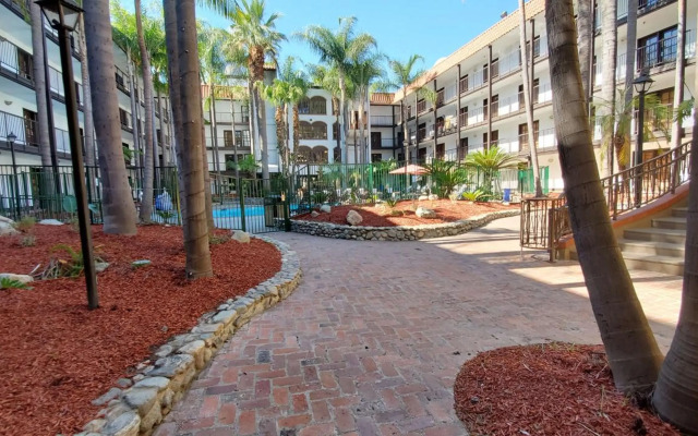 Buena Park Grand Hotel & Suites