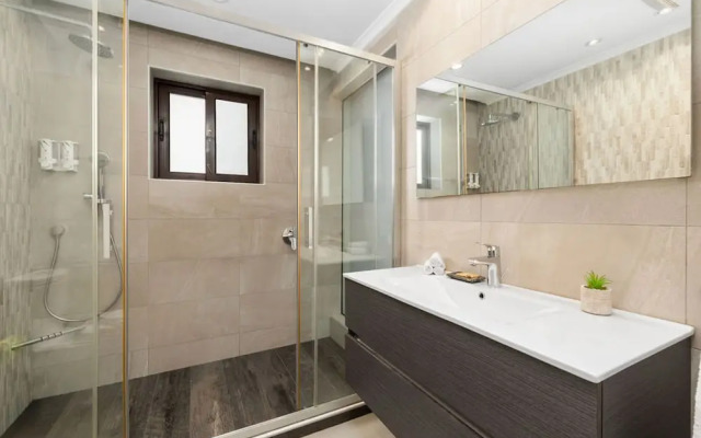 Modern 3br2ba 24 7 Security Pools Restaurant