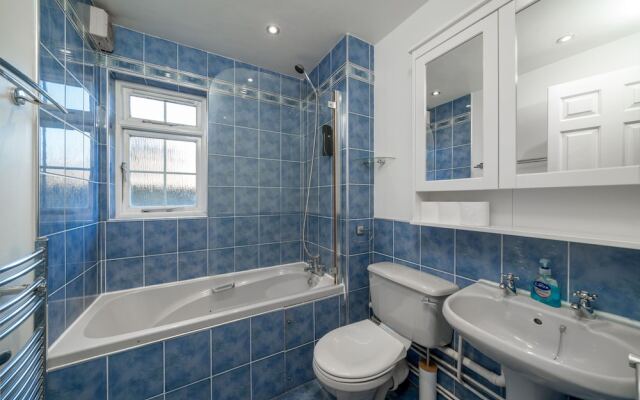 Crawley Pet Friendly 1-Bedroom Apartment
