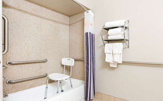 La Quinta Inn & Suites by Wyndham Ada