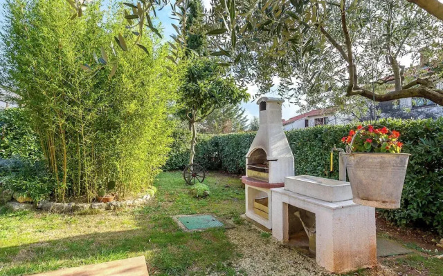 Inviting Apartment in Vinkuran near Sea
