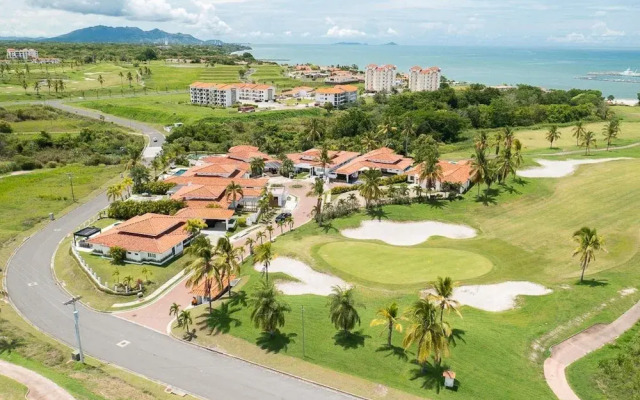 The Golf Oasis Villa by Acomodo