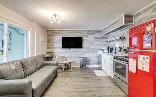 Wildwood Condo: Community Pool, Walk to Beach!