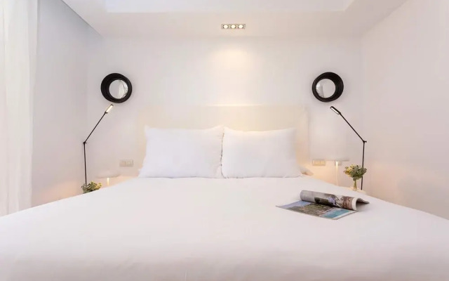 Bright Apartment Front of Beach Guadalmansa Beach