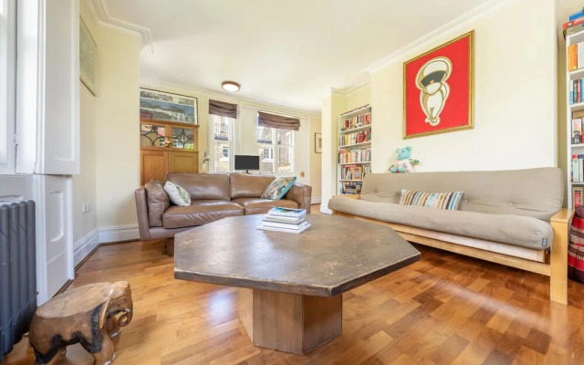 Stunning 3 Bedroom Apartment in Trendy Chalk Farm