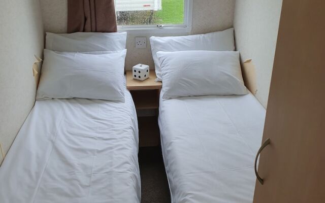 Stunning 2-Bed Sleeps 6 Caravan in Felixstow