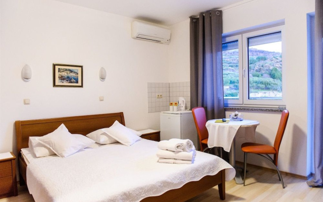 Apartment and Rooms Ana