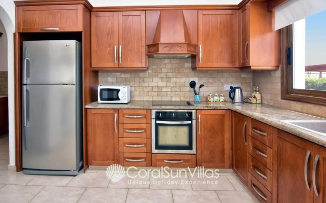 Family Villa Short Walk To Coral Bay Strip 5 Min and Pub, Shops etc