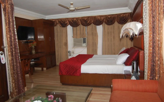 OYO 11647 Hotel Metro