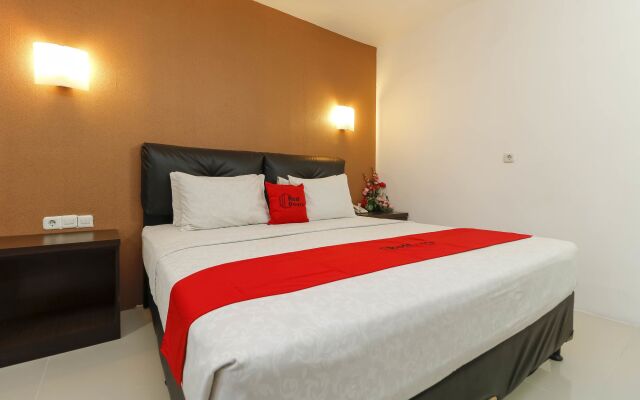 RedDoorz Plus near Karebosi Area