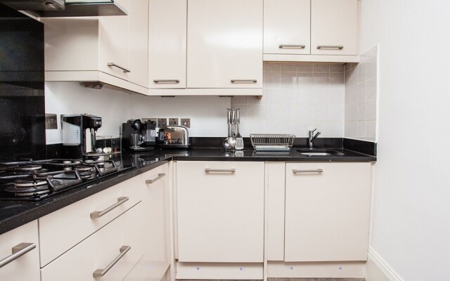 Beautiful 4 Bedroom House in South Kensington