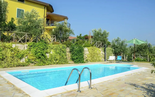 Apartment With Lovely Pool