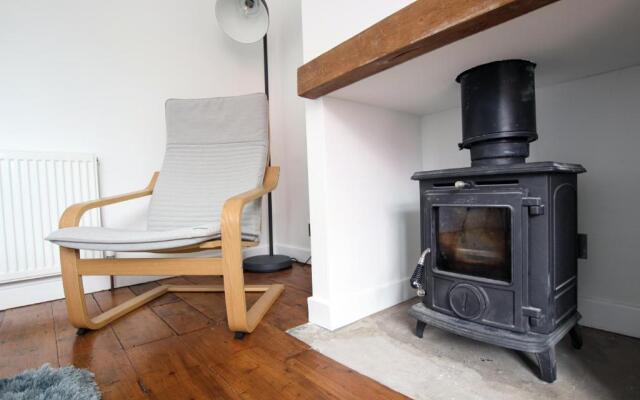 Contemporary Home in Friendly Easton, Free Parking