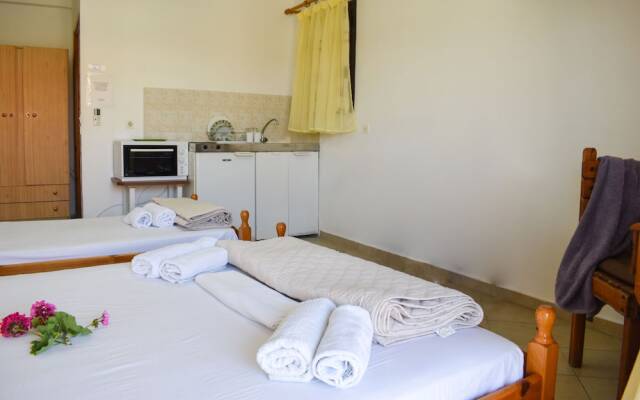 Comfy green studio/just 150m to the beach