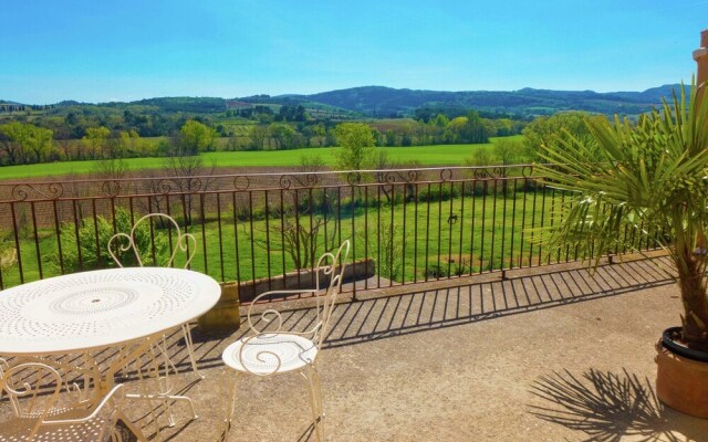 Stunning Holiday Home With Swimming Pool in Loupia