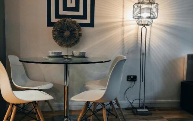 Blue Escape--Lovely 2beds 1bath with free parking