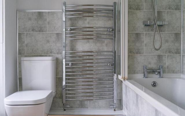 House - Sleeps 4 - Pet Friendly - Parking - Garden