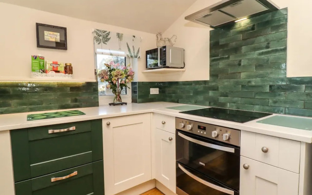 1 Bridge End & Garden