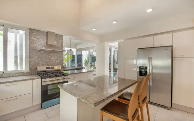Modern Luxury 6 BR Tropical Retreat With Pool