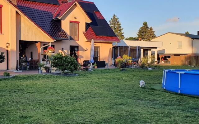 Reizendes Ferienhaus mit Swimmingpool Naehe Ostsee