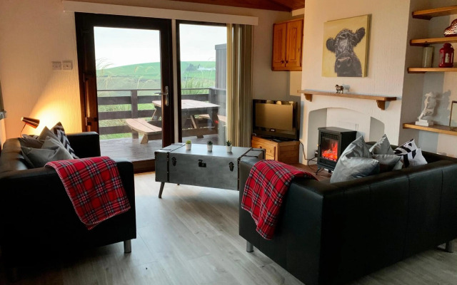 Lodge Cabin with Fabulous Views - Farm Holiday