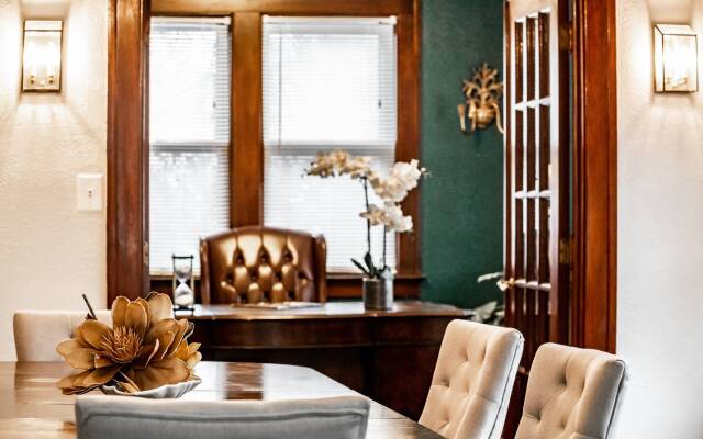 Glamorous Green Beauty in the Heart of University District 15min to Downtown