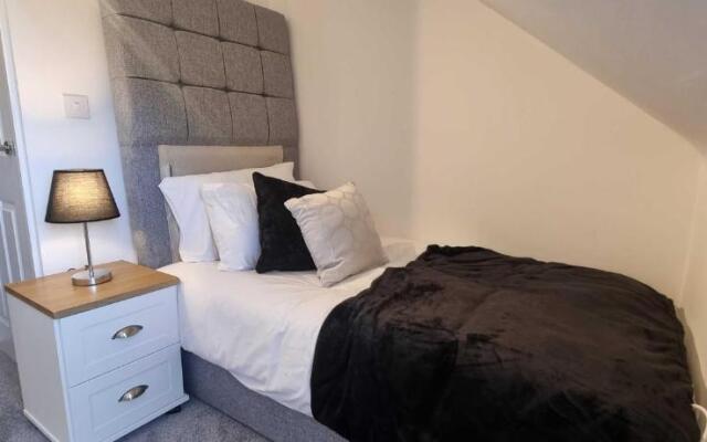 Near City Centre 4 Bed 2 Bath House with Parking, Digbeth, Birmingham