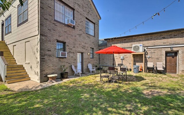 Romantic Apt: Private Patio & Shared Hot Tub!