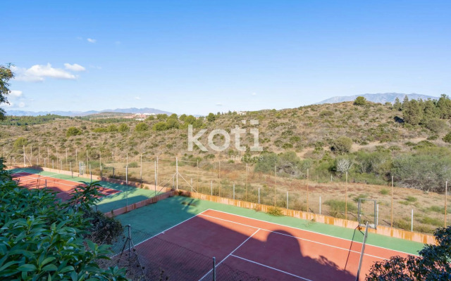 Lovely Loft with swimming pool and sea views Koti Rentals