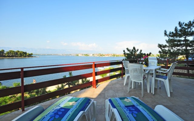 Apartment Ljilja - 10m from the sea with parking: A3 Nin, Zadar riviera