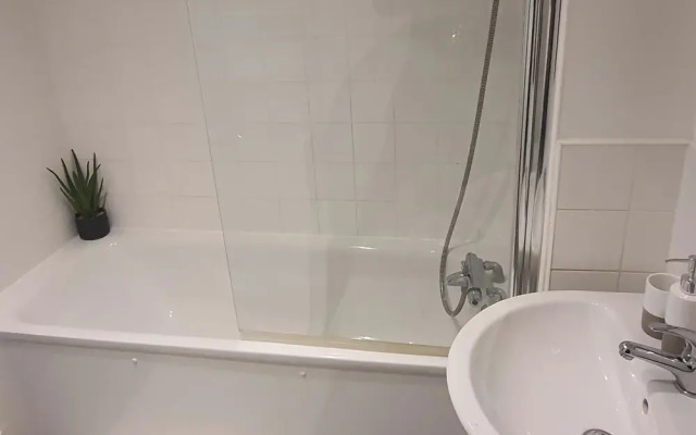 1 Bed Apartment Sleeps 2 With Wi-fi & Tv