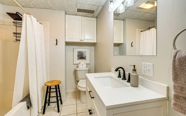 Between Restaurant & Brewery! Chic Perrysburg Apt